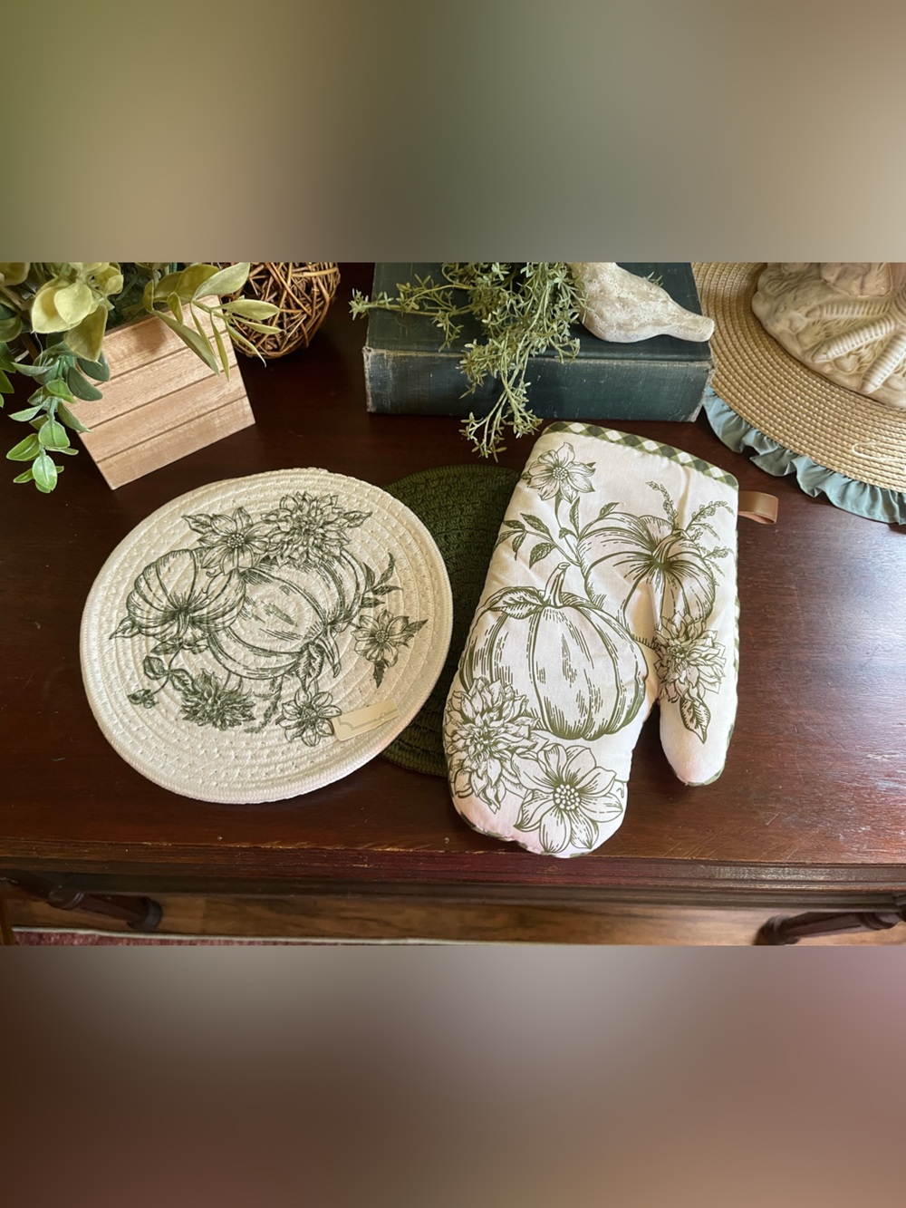 Holly Williams New Fall Oven Mitt and Trivet Set - Picture 16 of 16